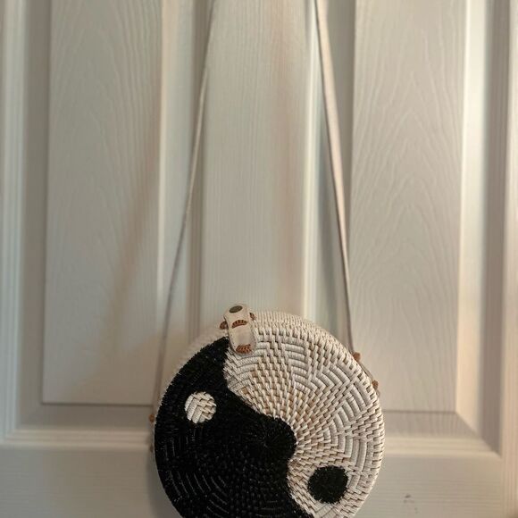 Urban Outfitters Yin Yang Round Rattan Bag NWT! - Picture 5 of 6